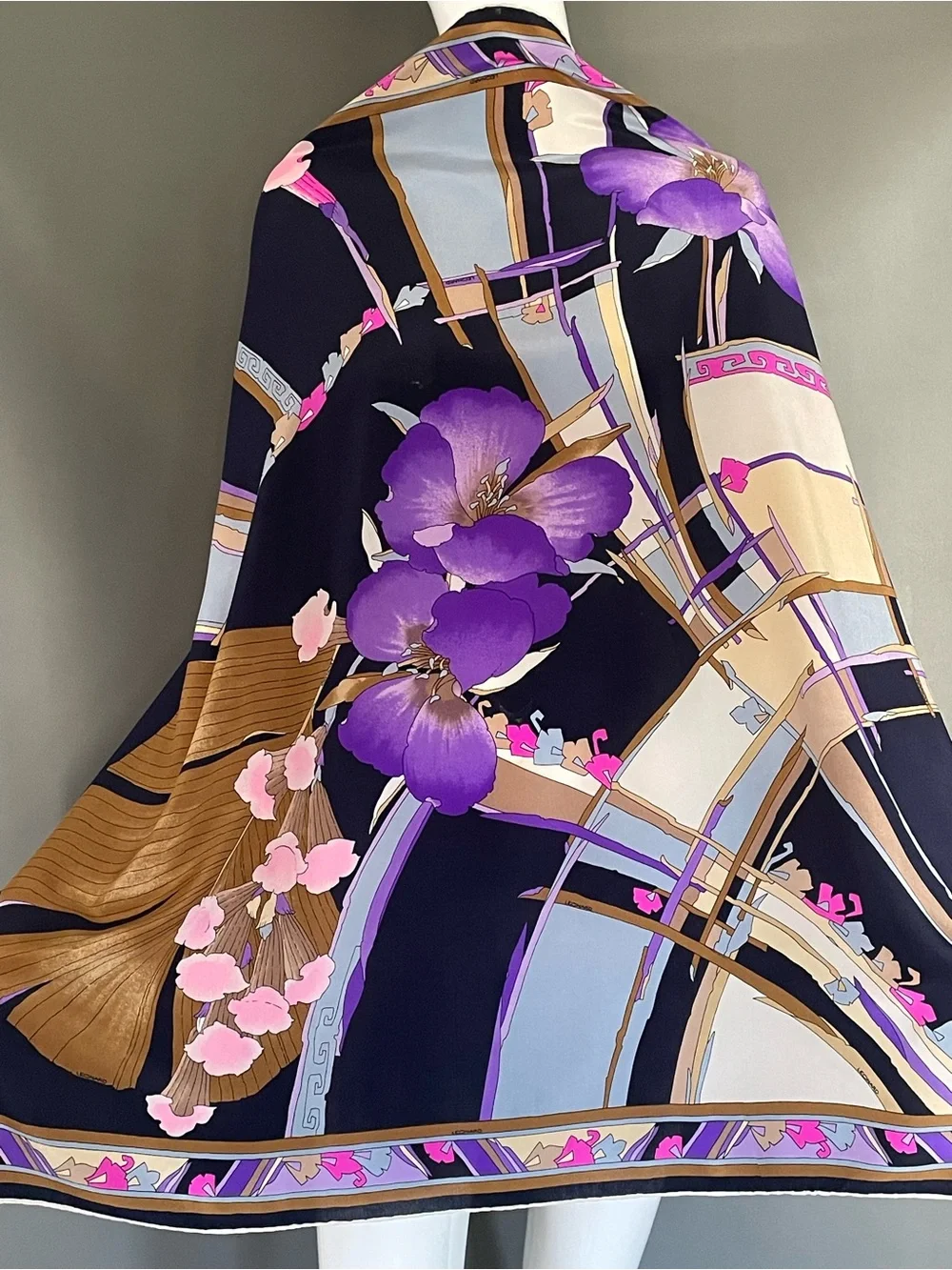 Stunning Vintage Leonard Silk Scarf Bold Print 34 In Sq Excellent Condition